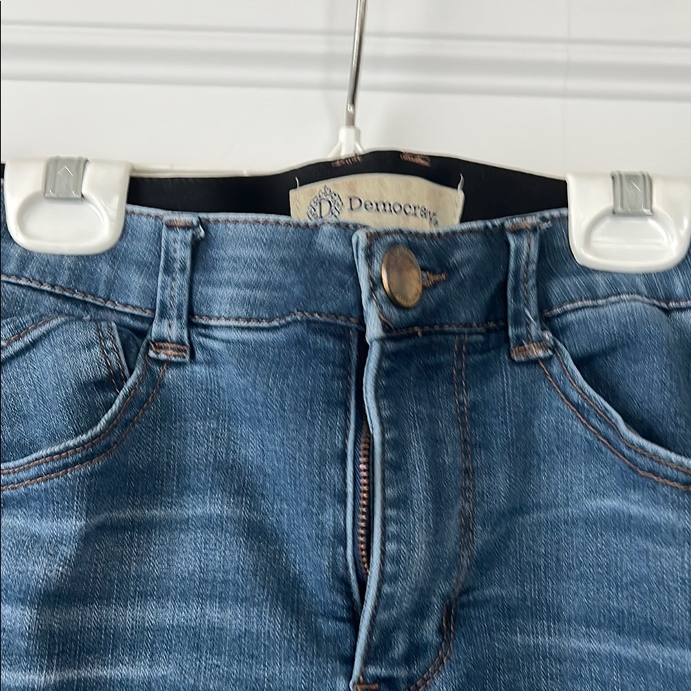 Democracy Blue Jeans Classic Medium Wash Capri Style